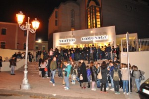 Gli studenti all'uscita del Teatro Comunale di Sassari