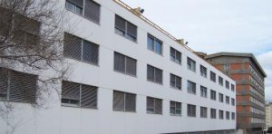 Sassari_Padiglione Cliniche stecca bianca e su sfondo palazzo Clemente