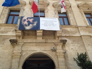 Sassari_Palazzo Ducale il banner della mostra Caravaggio