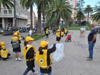 Bambini volontari per ripulire la città