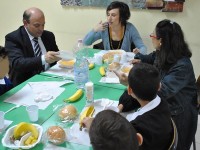 Il sindaco Nicola Sanna tra i bambini della scuola di via Cilea