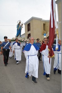 Stintino_il priore Franco Gadau in processione
